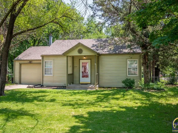 2214 SW Moundview Dr, Topeka, KS 66614