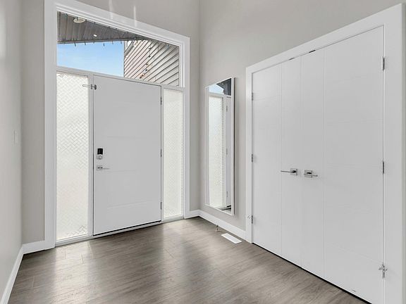 3rd image of 44 Vancouver Cres