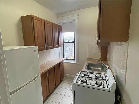 4th image of 1156 Commonwealth Ave APT 31
