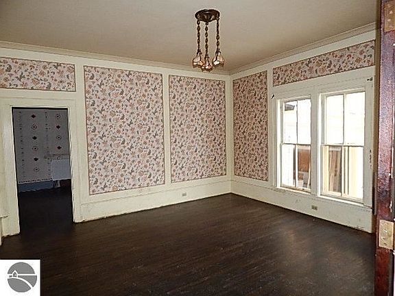 5th image of 404 E Cass St