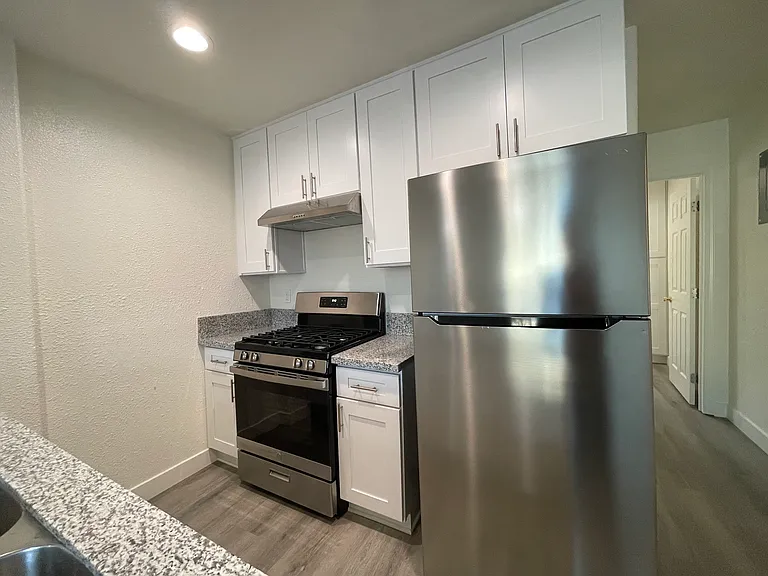 1823 Gardenia Ave #B — Photo 3