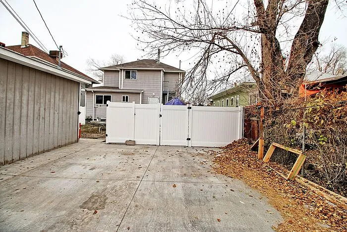 915 Grand Ave — Photo 3