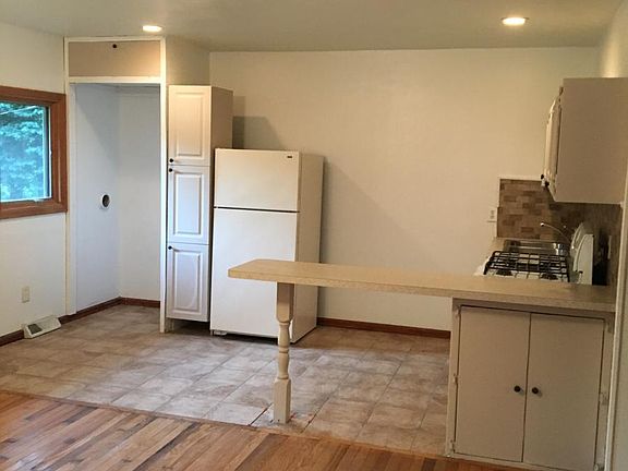 Kitchen-Comes with Appliances