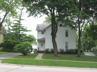 709 Dean St, Woodstock, IL 60098