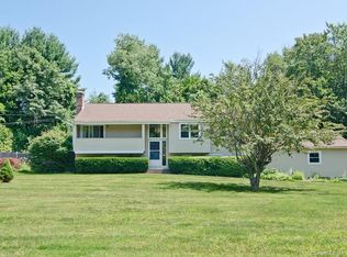 4 Bluebell Ln, Simsbury, CT 06070