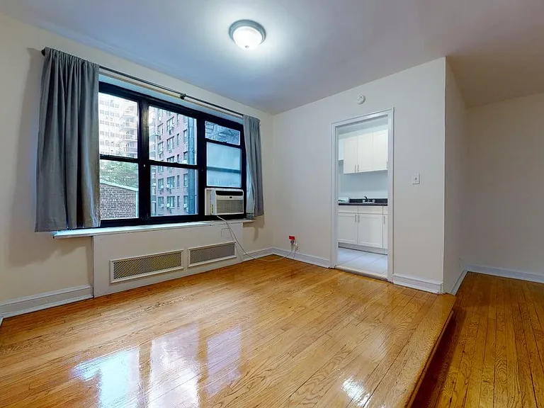 246 E 46th St #4R — Photo 3