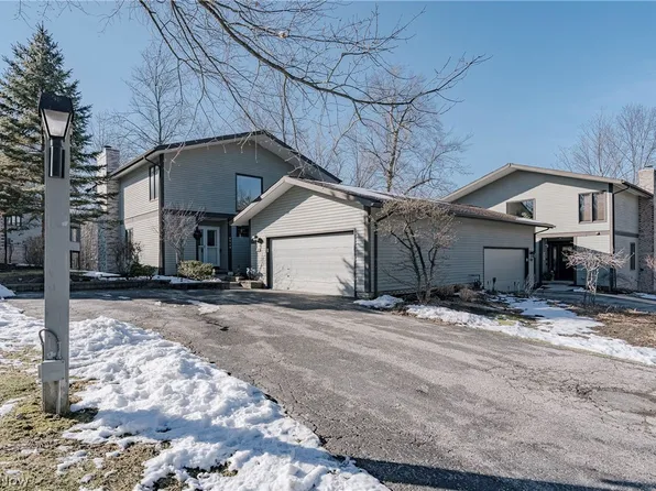 6919 Woodwalk Dr #38, Brecksville, OH 44141