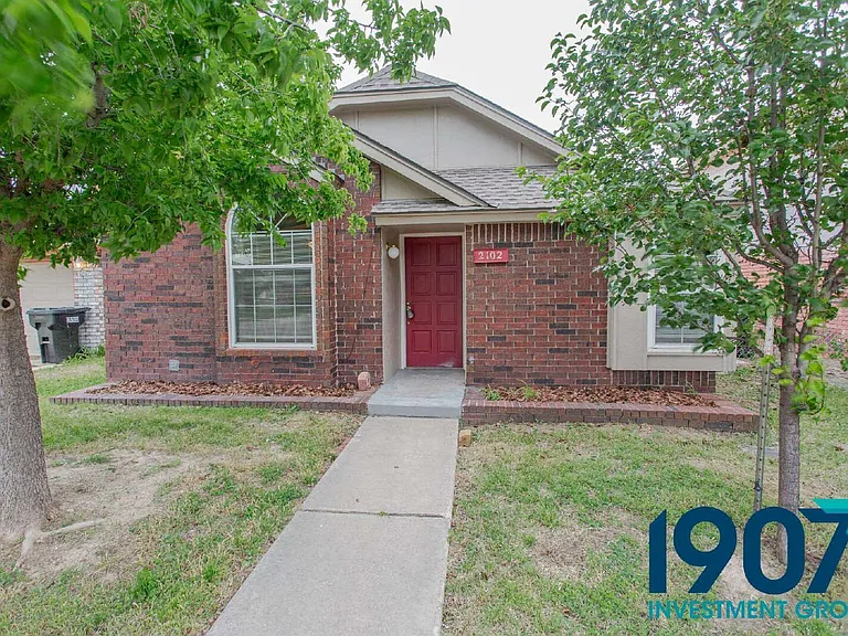 2102 Briarcliff Dr — Photo 3