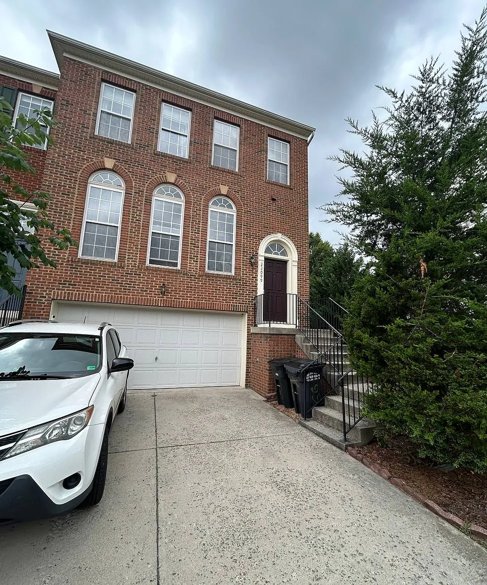 4 bed, 3.5 bath, 2960 sqft, $3,495 — Photo 2