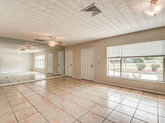 3rd image of 406 NE Oleander Ave