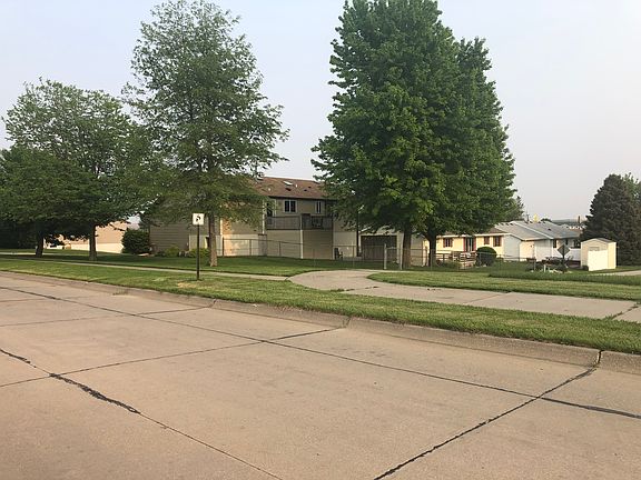 3rd image of 810 Eastview Dr