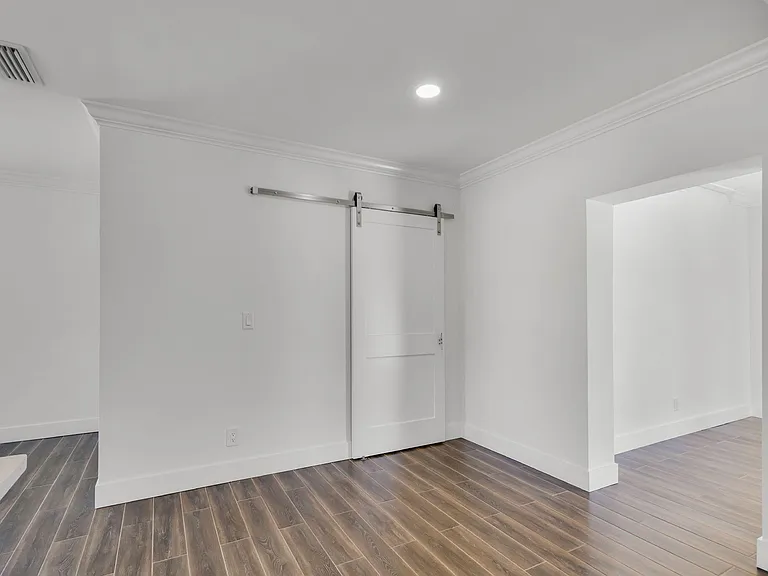 204 W Whitney Dr — Photo 12