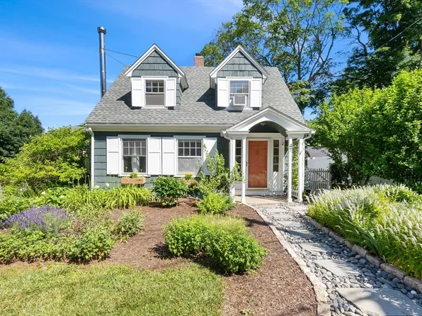47 Gardner St, Groveland, MA 01834