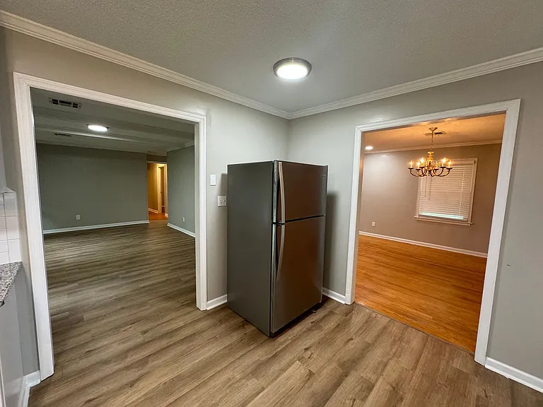 2434 Oxford Dr — Photo 9