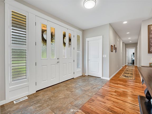 Large entry way>
