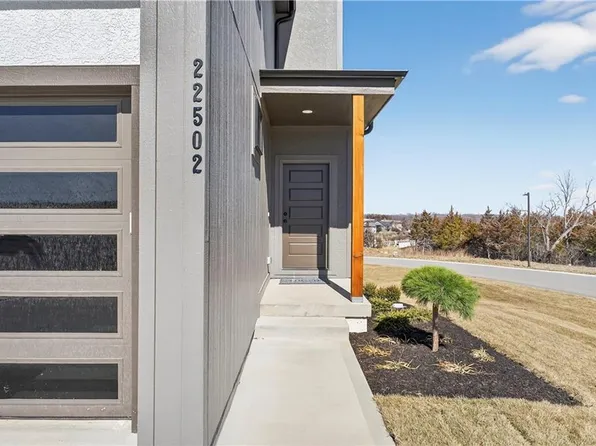 9313 Aminda St, Lenexa, KS 66227