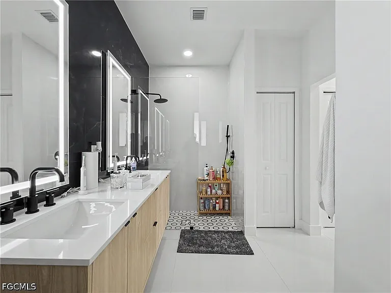 402 Thompson Ave — Photo 18