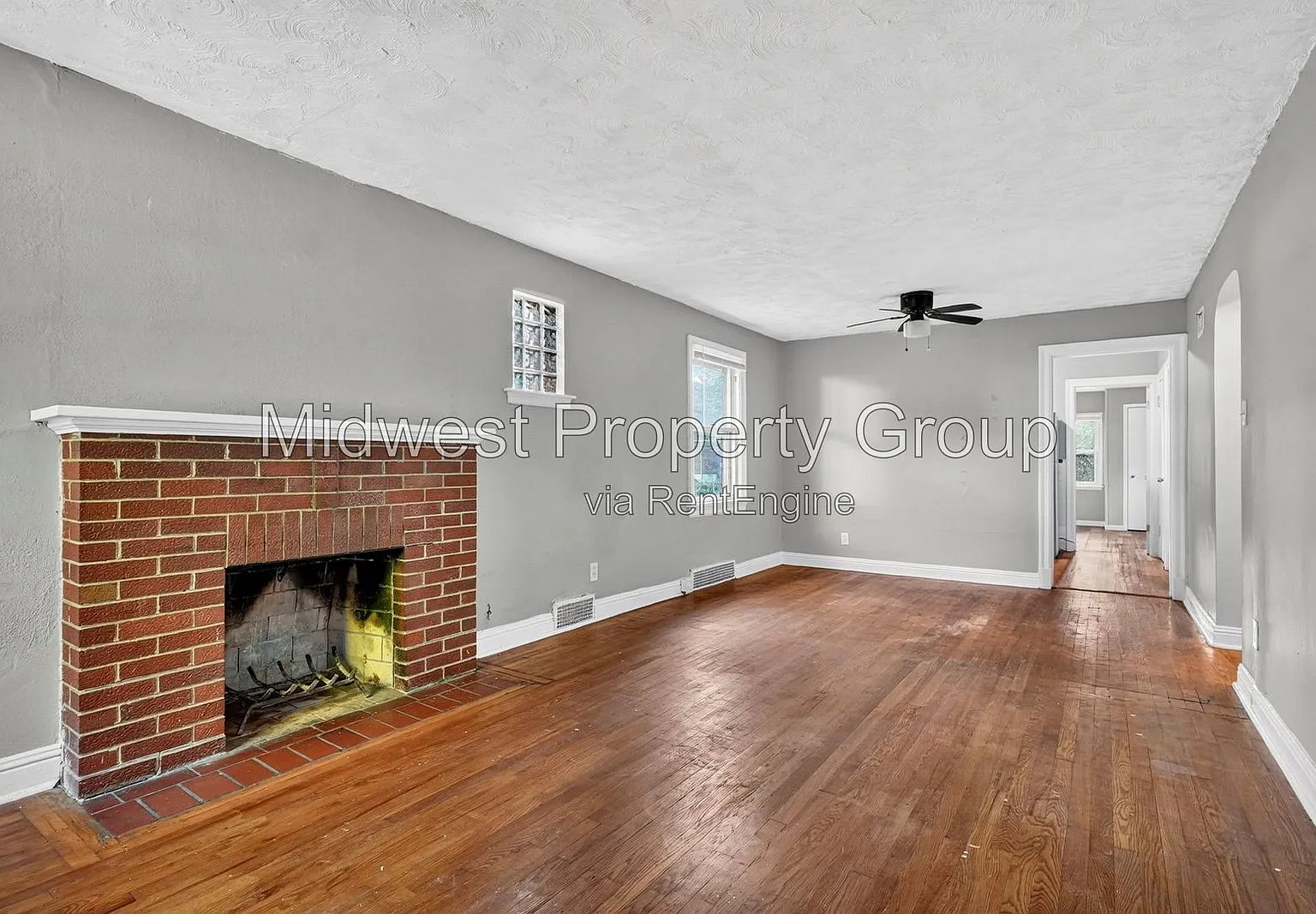 3 bed, 1.0 bath, 1141 sqft, $1,200 — Photo 2
