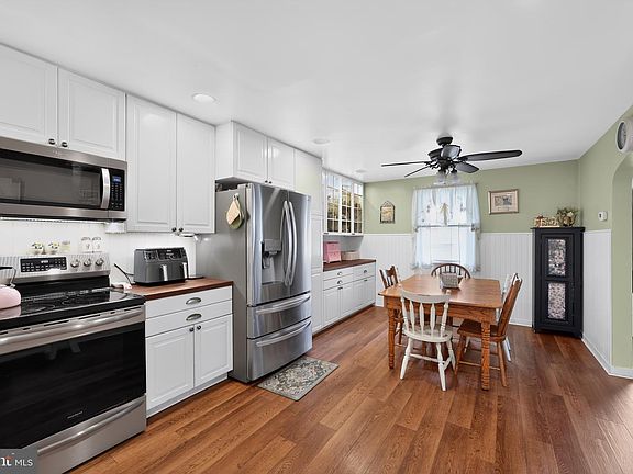 3rd image of 250 W King St