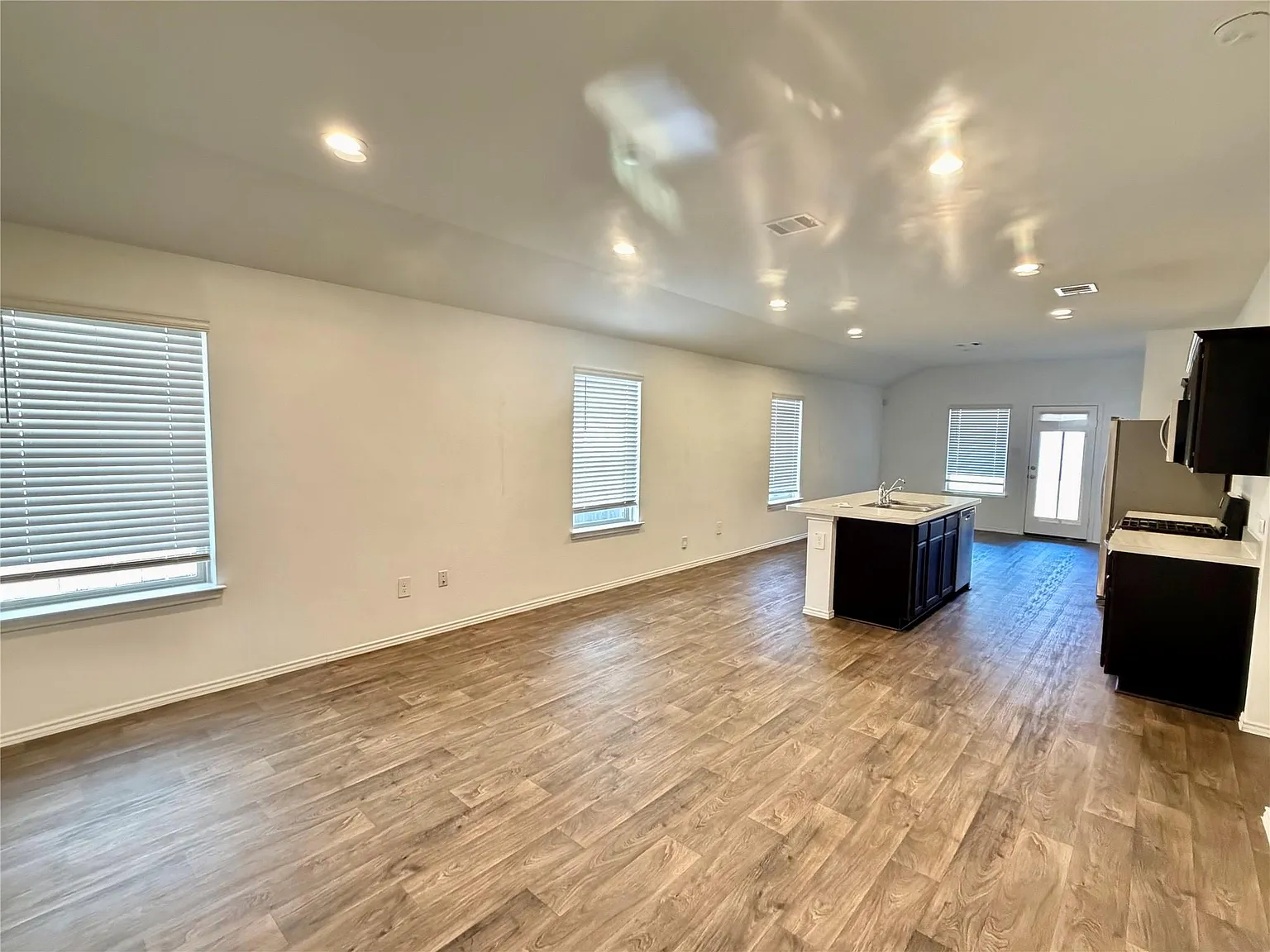 3 bed, 2.0 bath, 1451 sqft, $1,600 — Photo 4