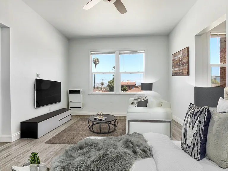 #403 Living/Bedroom