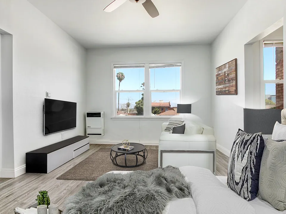 #403 Living/Bedroom