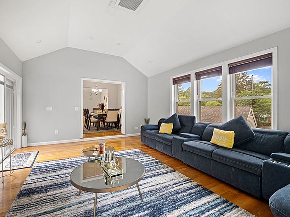 3rd image of 2 Gedney Dr