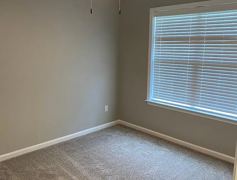 300 Greenview Ct — Photo 16