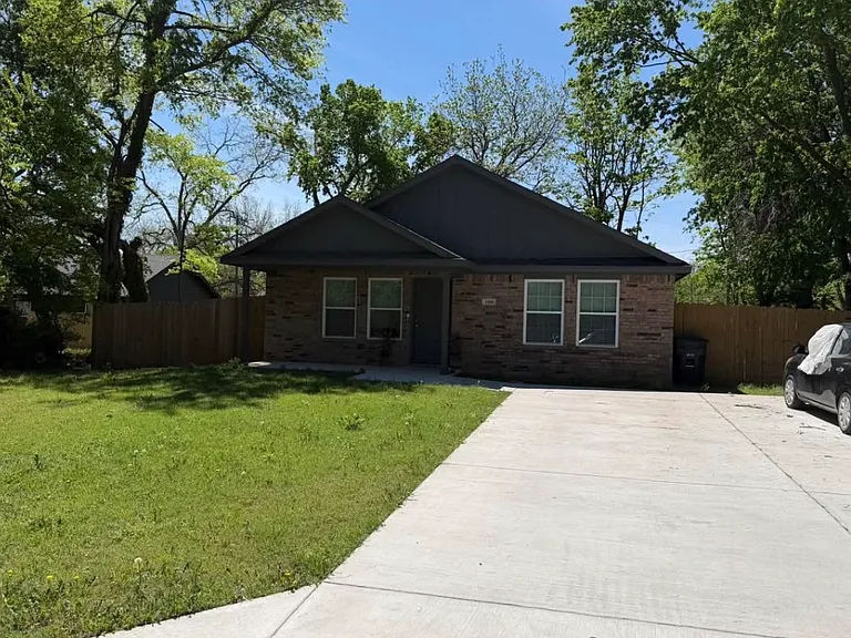 1309 W Texas St — Photo 1