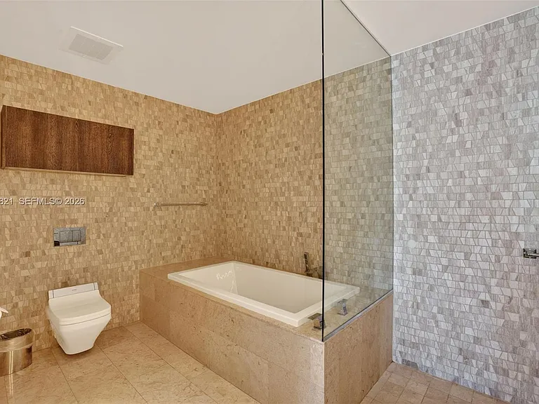 68 SE 6th St #3710 — Photo 10