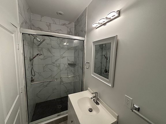 Ensuite bath in master bedroom (the room for rent)