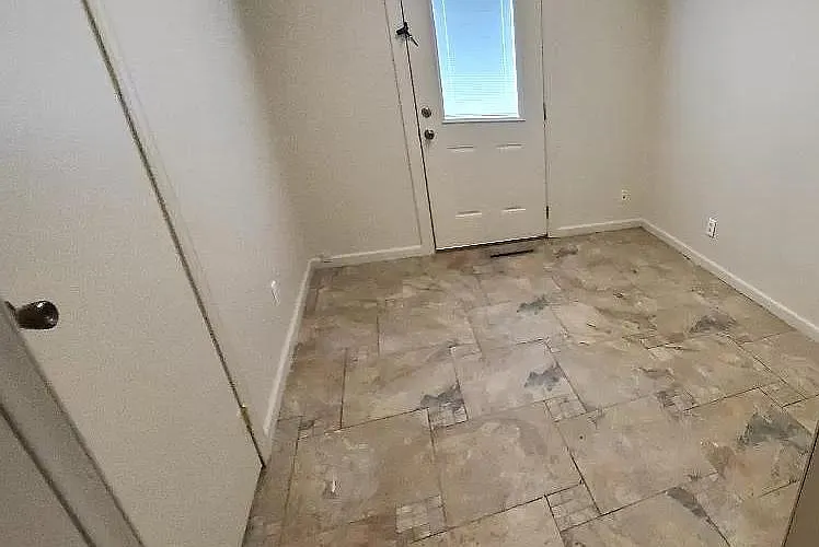 1020 S Eastview Dr — Photo 5