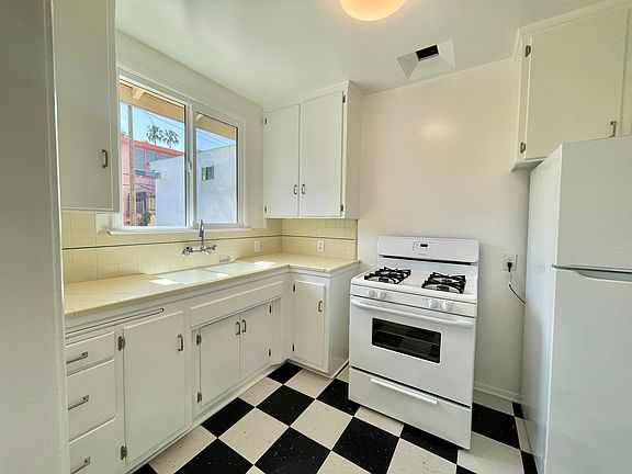 5th image of 1403 N Fairfax Ave APT 117