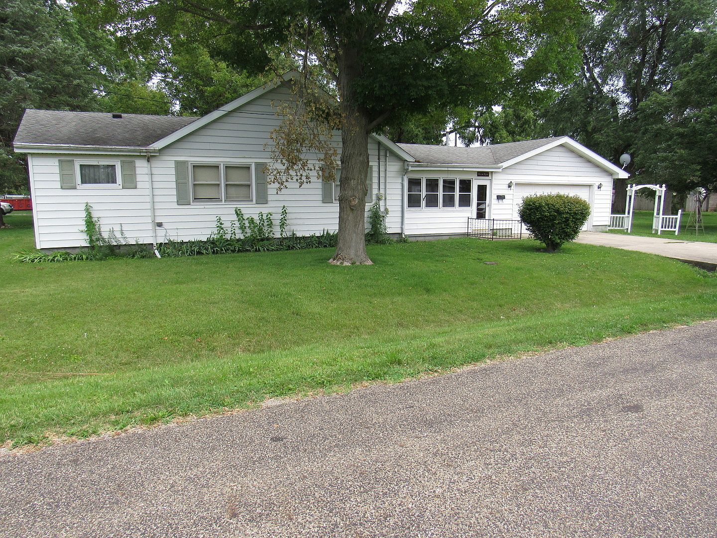 355 Grove St, Weldon, IL 61882 Zillow