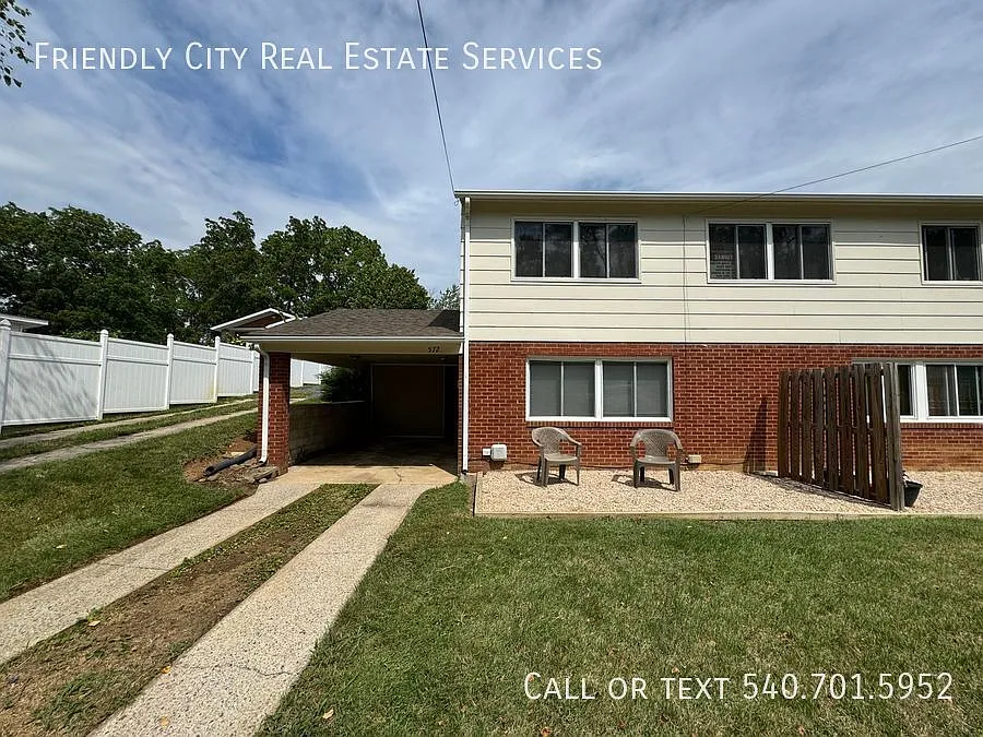 Location, Location, Location! Downstairs one bedroom, one bathroom Apartment! — Photo 2