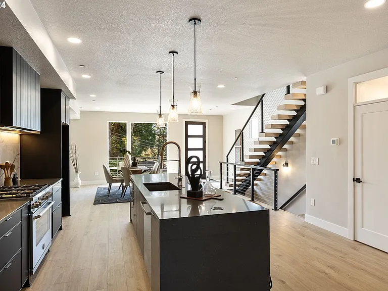 617 SW Lobelia St — Photo 4