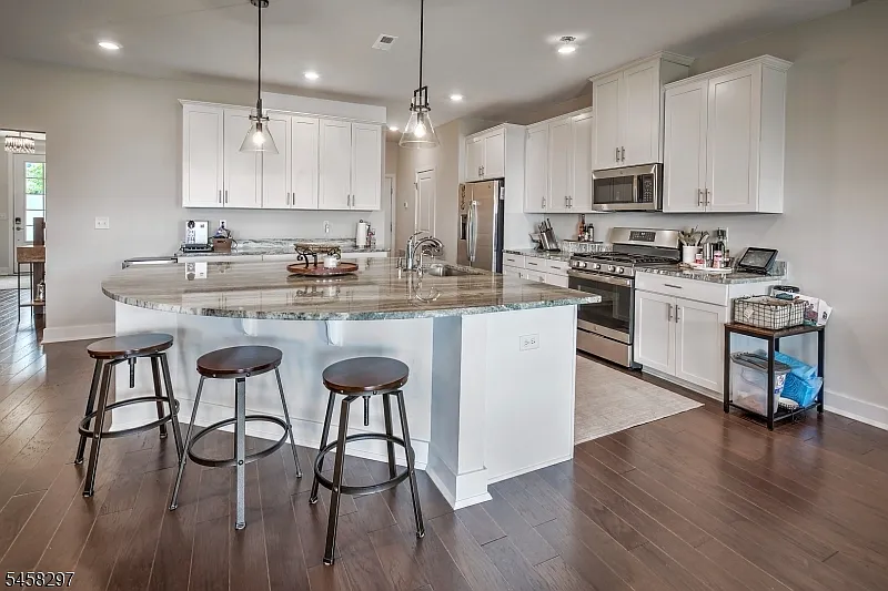 3 bed, 3.5 bath, 2783 sqft, $5,800 — Photo 2