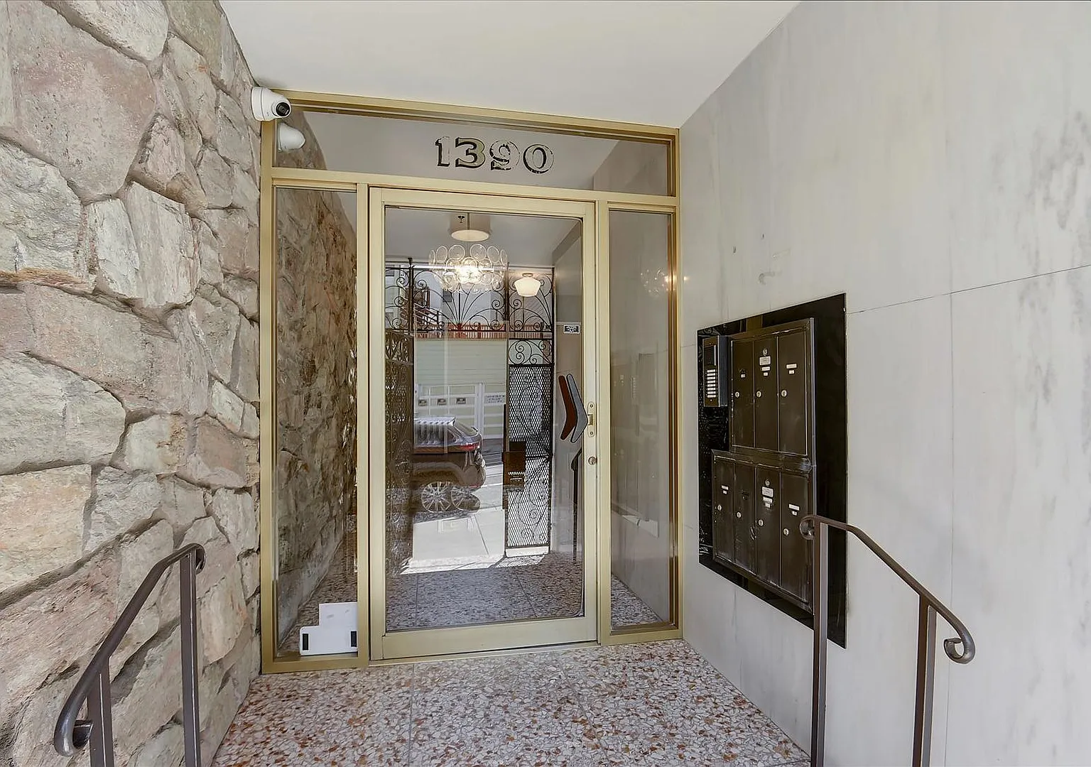 1390 Jackson — Photo 2