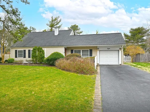 8 Crooked Pine Drive, Medford, NY 11763