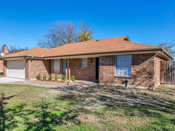 5718 Crestwood Cir E, North Richland Hills, TX 76180
