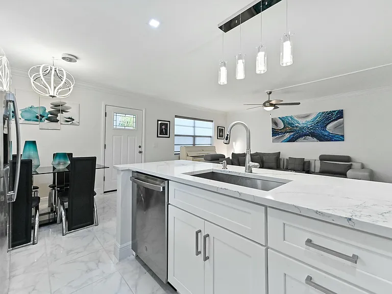 548 Burgundy St #L — Photo 11