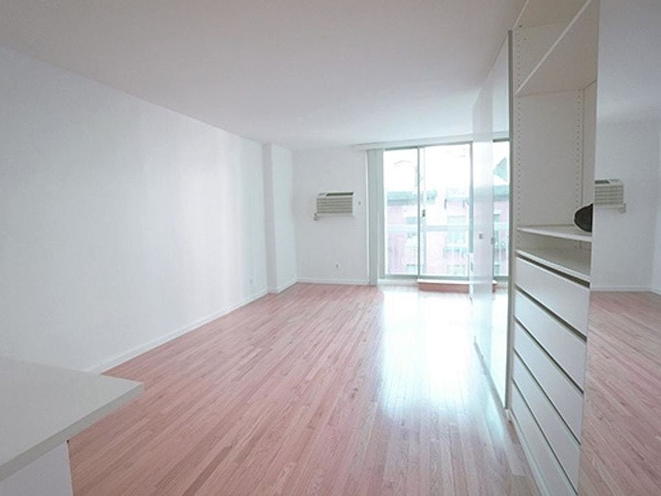 1st image of 184 Thompson St APT 3S
