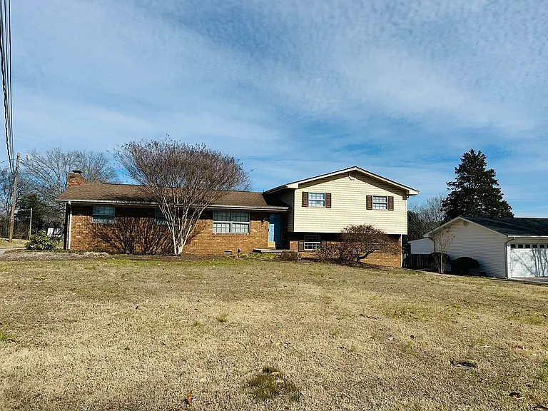 940 Robin Hood Dr NW — Photo 1