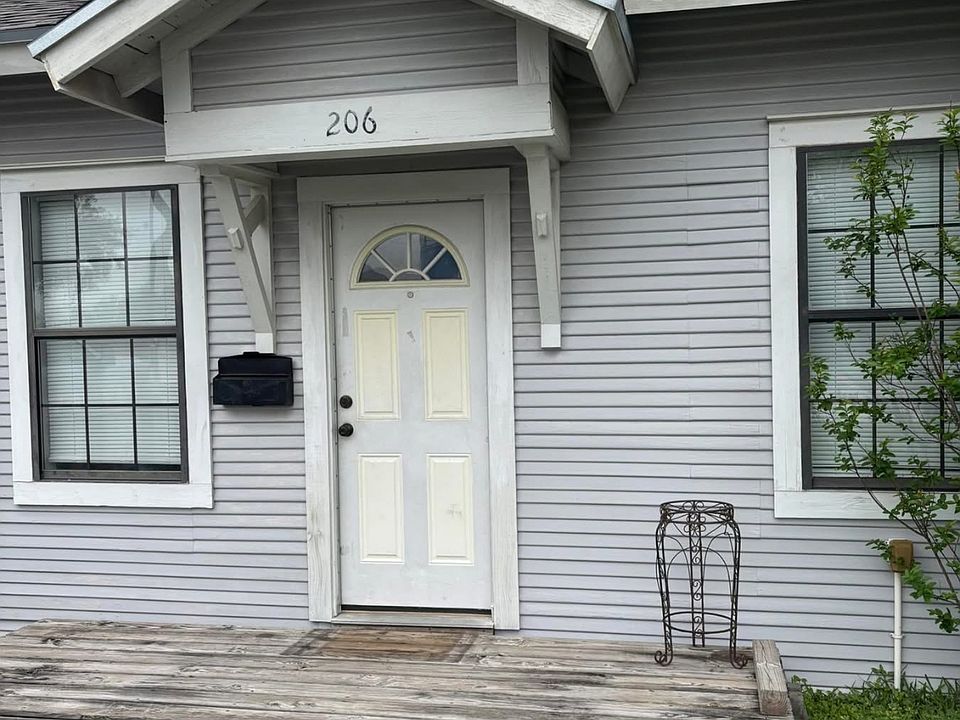 1st image of 206 E Warren Ave
