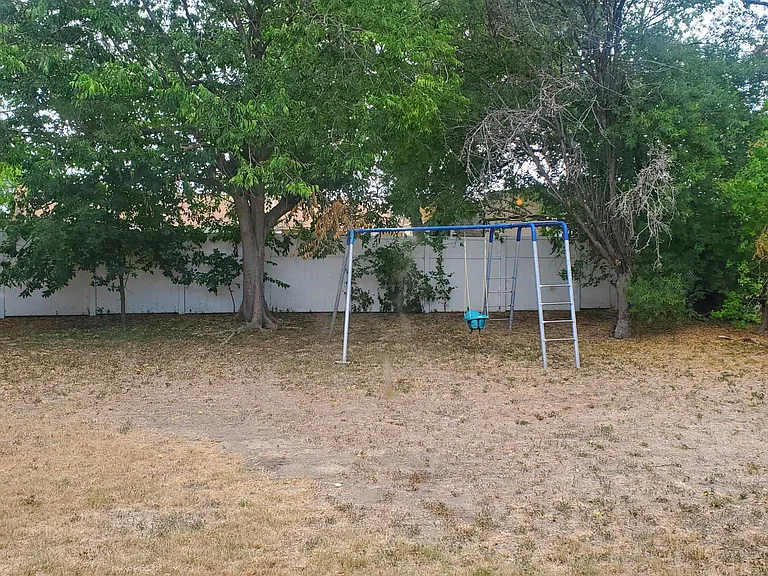 Back yard
great for gatherings and Sunday BBQ!