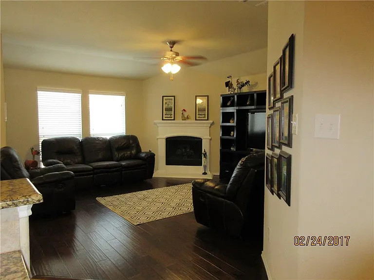 1110 Lubbock Ln — Photo 6