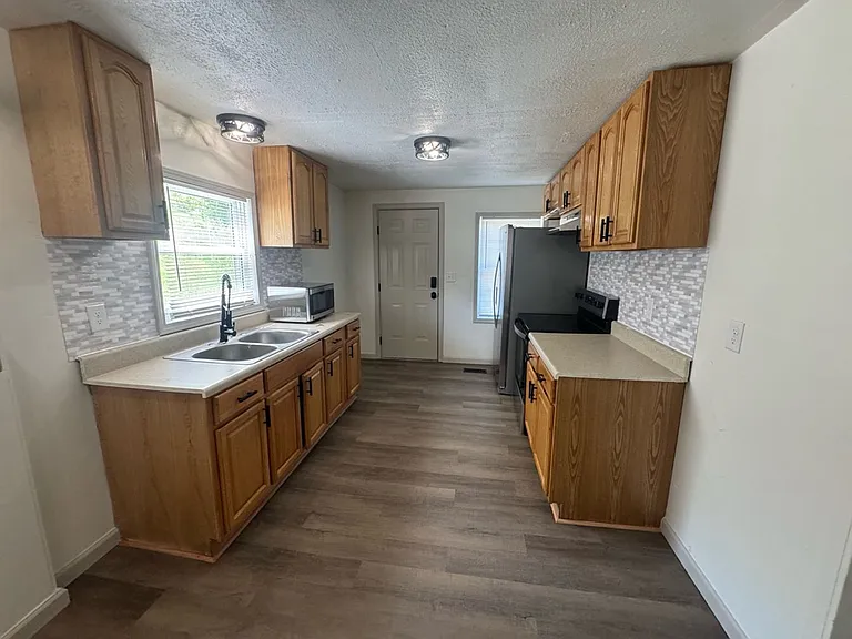 1113 Bloomingdale Pike — Photo 3