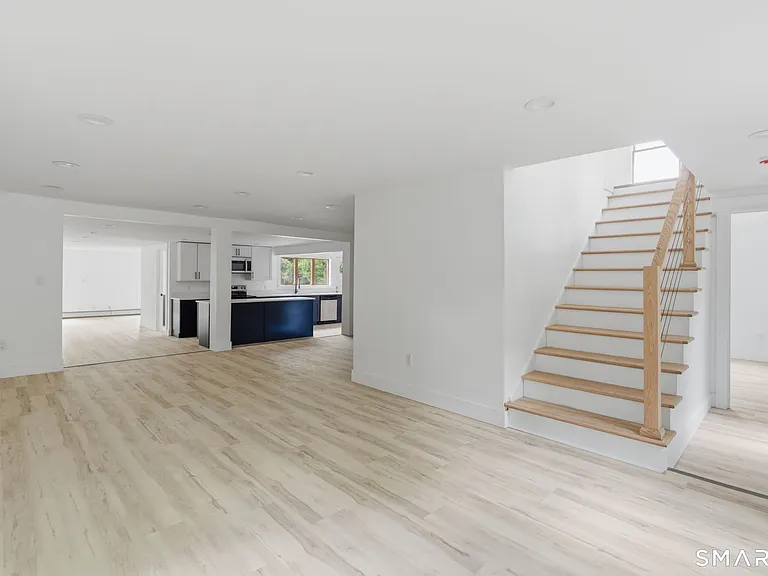 765 Norwich Ave — Photo 9