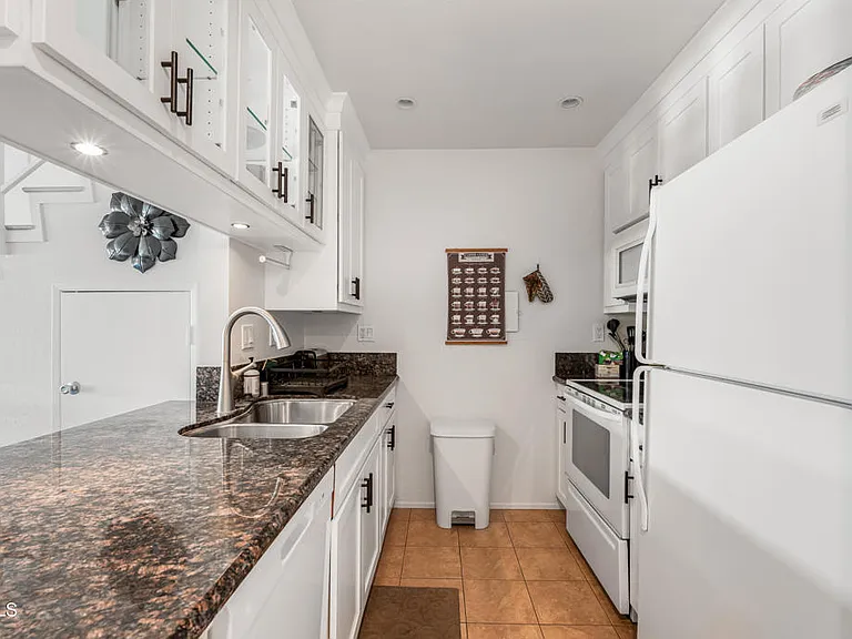304 E Surfside Dr — Photo 4