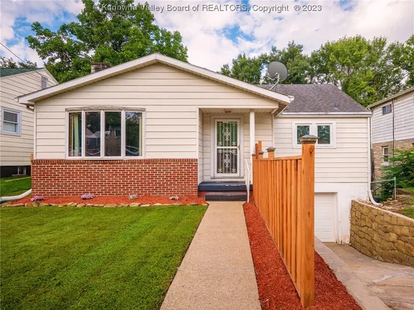 3013 Ridgeview Dr, South Charleston, WV 25303